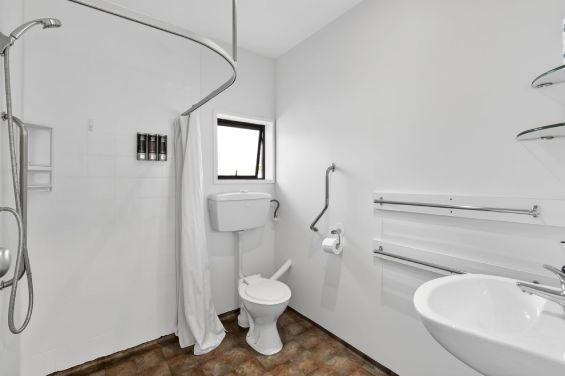 Queen Studio Room 4 bathroom