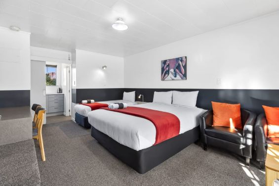 Superior Queen Studio queen-size bed and single bed