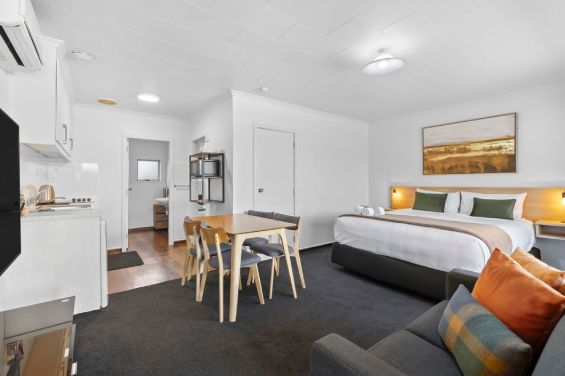 Superior One Bedroom Apartment living area