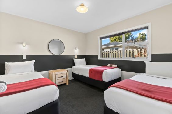 Superior One Bedroom Apartment (Sleeps 5) single beds