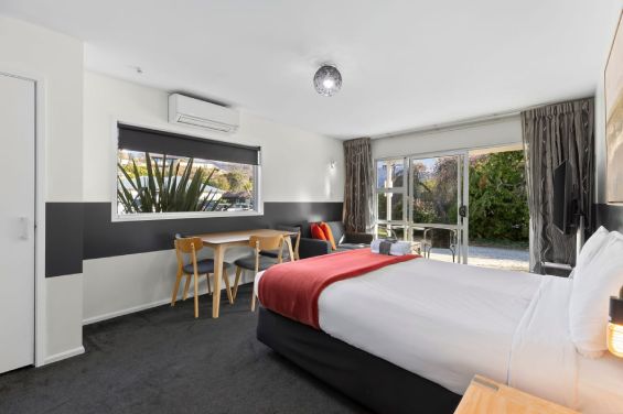 Superior One Bedroom Apartment (Sleeps 5) living area