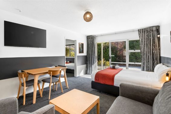 Superior One Bedroom Apartment (Sleeps 5) living area