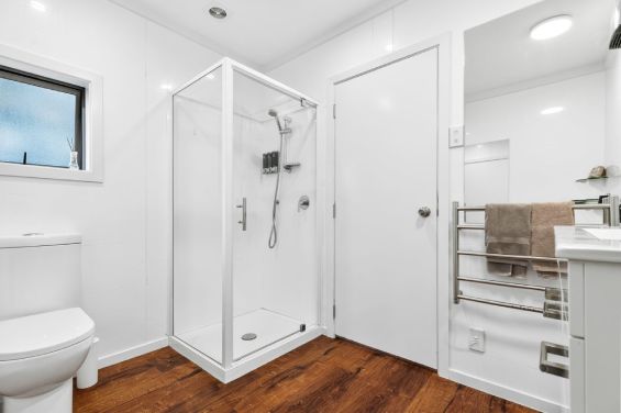 Superior One Bedroom Apartment (Sleeps 5) bathroom